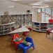 Ein großes und zwei kleine Bücherregale im Leseraum der Grundschule (Quelle: Haase & Bey Architekten PartGmbB)